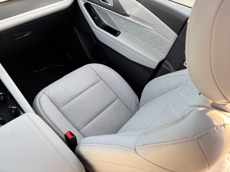 Ford Explorer Vehicle Full-screen Gallery Image 11