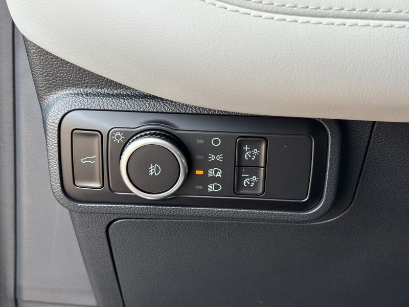 Ford Explorer Vehicle Full-screen Gallery Image 12