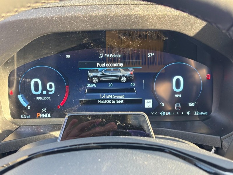 Ford Explorer Vehicle Full-screen Gallery Image 15