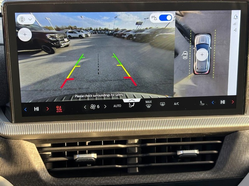 Ford Explorer Vehicle Full-screen Gallery Image 17