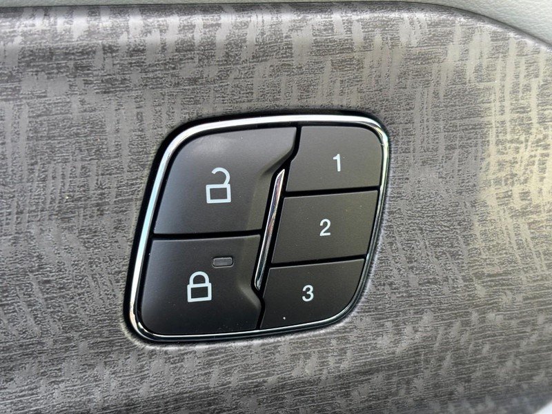 Ford Explorer Vehicle Full-screen Gallery Image 21