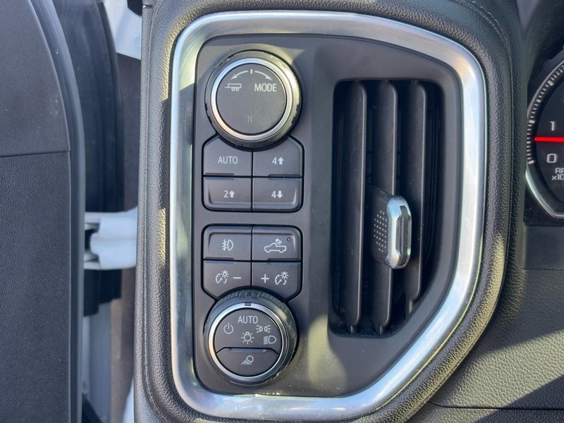 Chevrolet Silverado 2500HD Vehicle Image 16