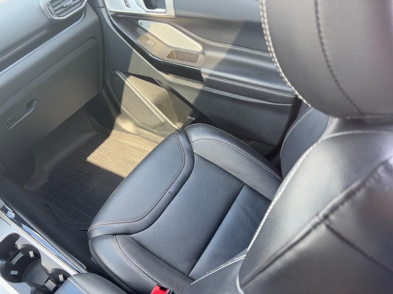 Ford Explorer Vehicle Image 16