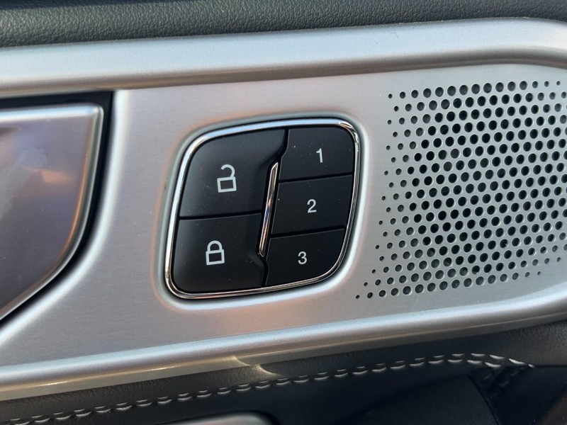 Ford Explorer Vehicle Image 26