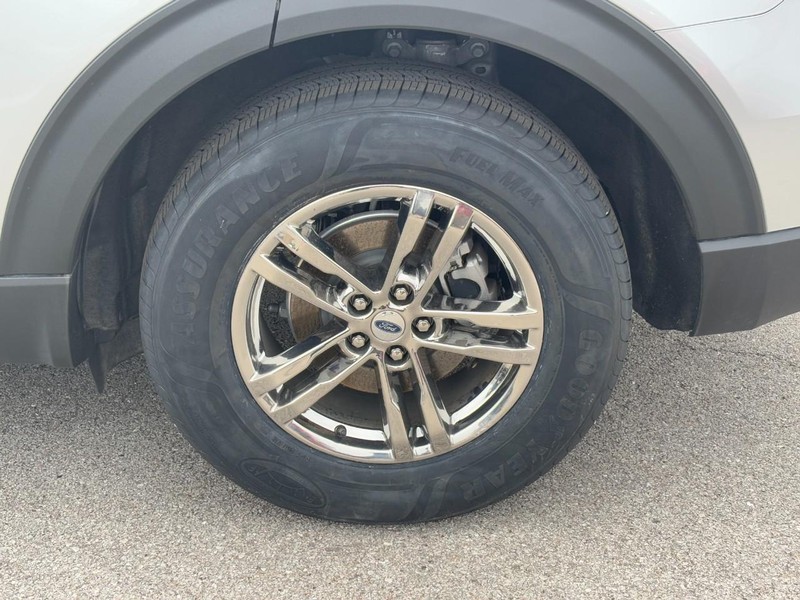 Ford Explorer Vehicle Full-screen Gallery Image 7