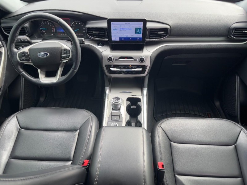 Ford Explorer Vehicle Full-screen Gallery Image 11