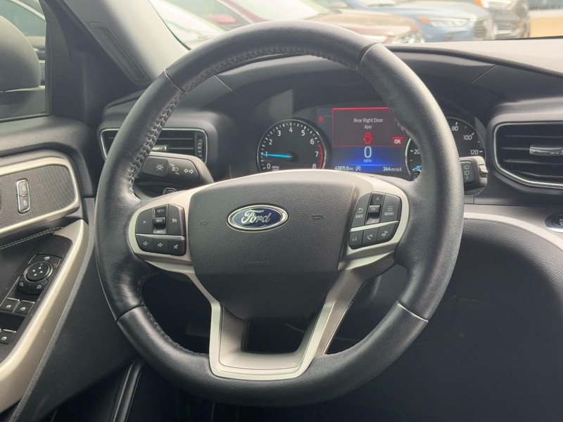 Ford Explorer Vehicle Full-screen Gallery Image 12