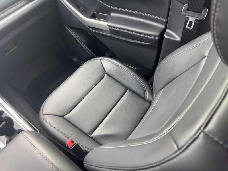 Ford Explorer Vehicle Full-screen Gallery Image 15