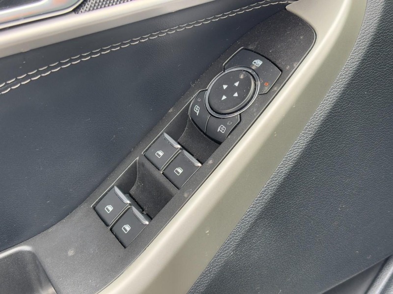 Ford Explorer Vehicle Full-screen Gallery Image 23