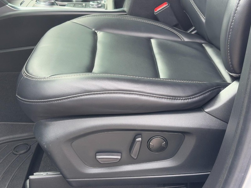 Ford Explorer Vehicle Full-screen Gallery Image 25