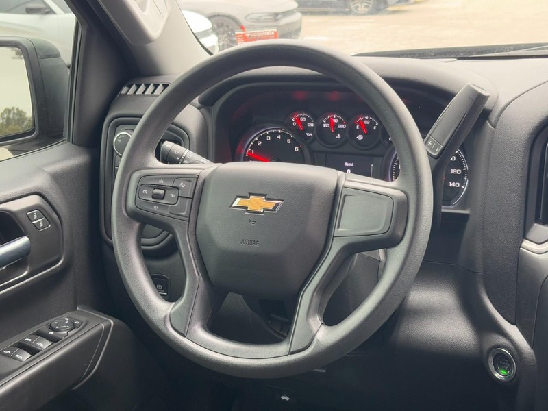 Chevrolet Silverado 1500 Vehicle Full-screen Gallery Image 12
