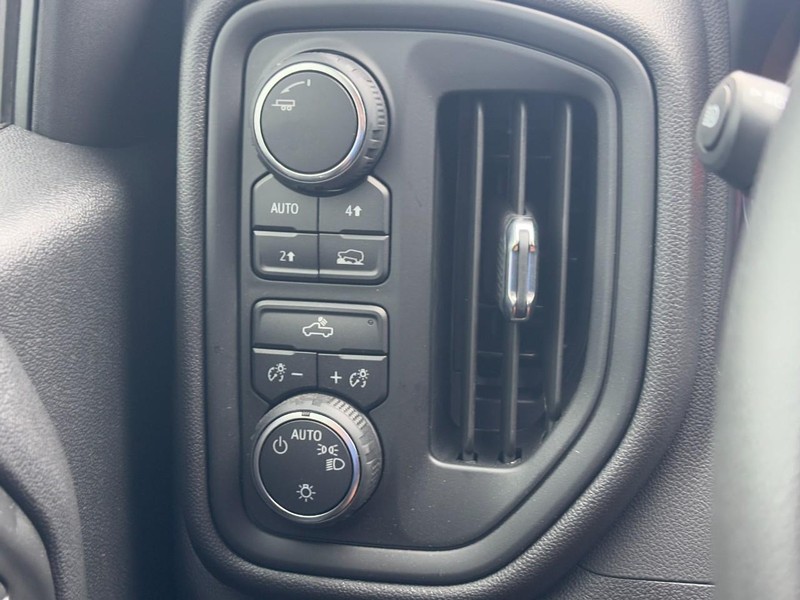 Chevrolet Silverado 1500 Vehicle Full-screen Gallery Image 16