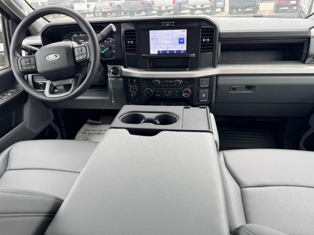 Ford Super Duty F-350 DRW Vehicle Image 06