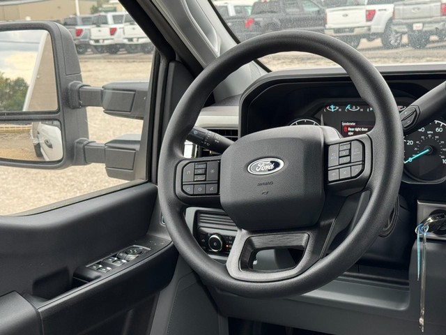 Ford Super Duty F-350 DRW Vehicle Image 07