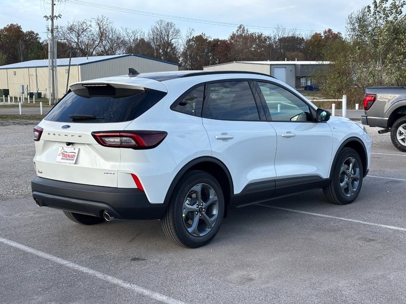Ford Escape Vehicle Full-screen Gallery Image 3