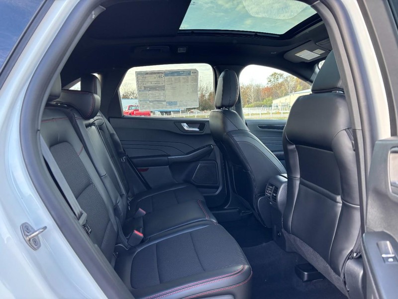 Ford Escape Vehicle Full-screen Gallery Image 5