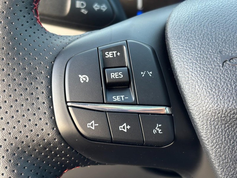 Ford Escape Vehicle Full-screen Gallery Image 12