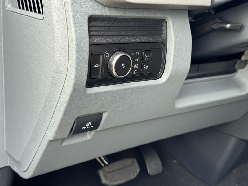 Ford Super Duty F-250 SRW Vehicle Image 13