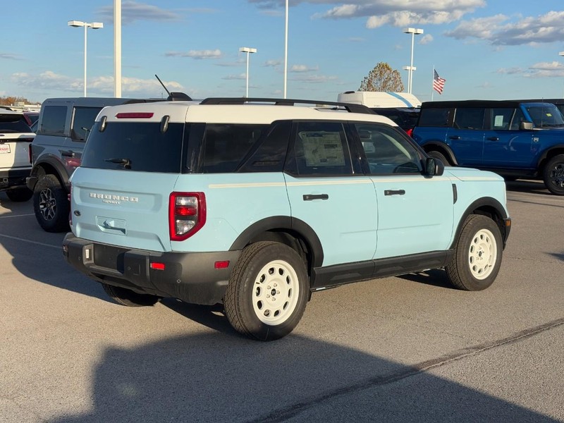 Ford Bronco Sport Vehicle Full-screen Gallery Image 3