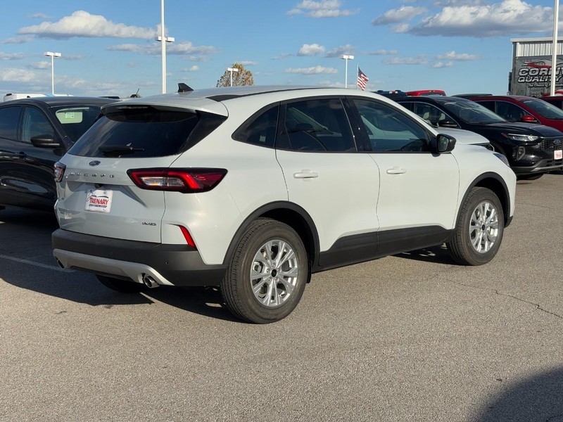 Ford Escape Vehicle Full-screen Gallery Image 3