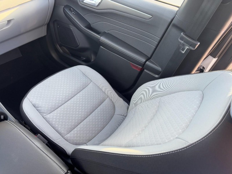 Ford Escape Vehicle Full-screen Gallery Image 10