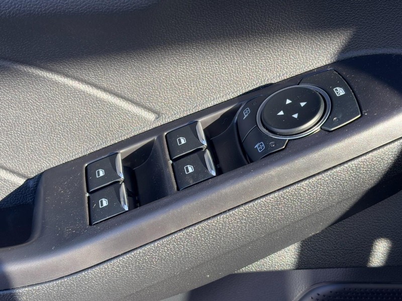 Ford Escape Vehicle Full-screen Gallery Image 19