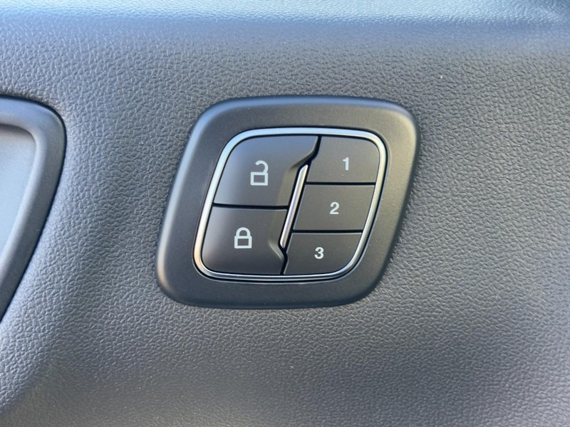 Ford Escape Vehicle Full-screen Gallery Image 20