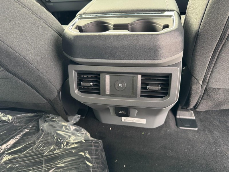 Ford Super Duty F-350 SRW Vehicle Image 11