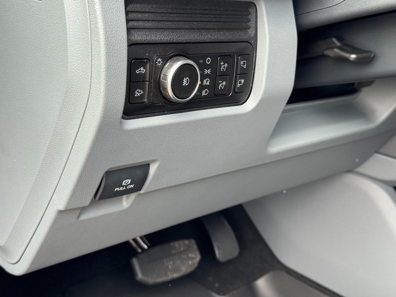 Ford Super Duty F-350 SRW Vehicle Image 14