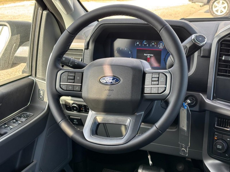 Ford F-150 Vehicle Full-screen Gallery Image 7