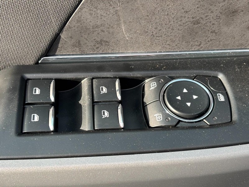 Ford F-150 Vehicle Full-screen Gallery Image 18