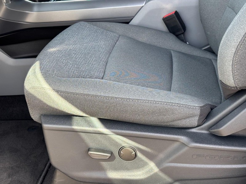 Ford F-150 Vehicle Full-screen Gallery Image 20