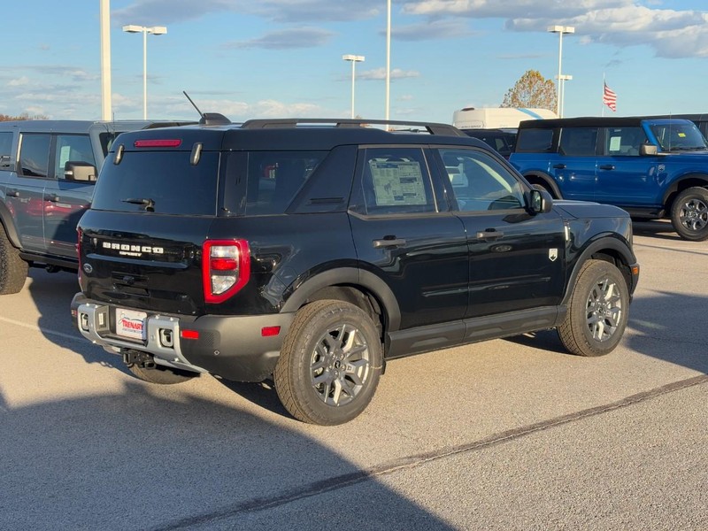 Ford Bronco Sport Vehicle Full-screen Gallery Image 3