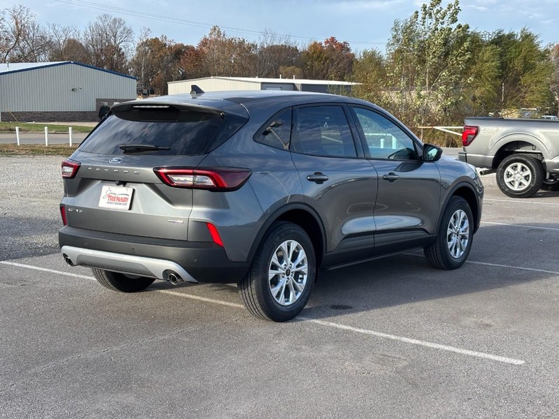 Ford Escape Vehicle Full-screen Gallery Image 3