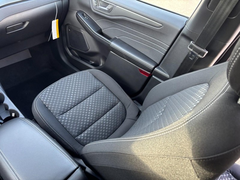 Ford Escape Vehicle Full-screen Gallery Image 10