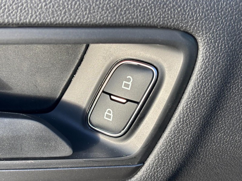 Ford Escape Vehicle Full-screen Gallery Image 20