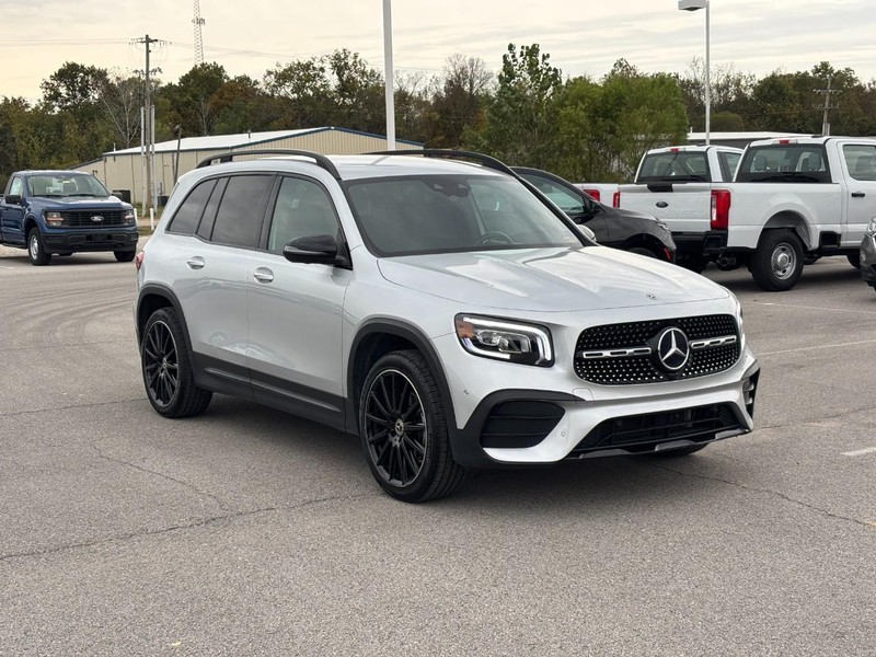 Mercedes-Benz GLB Vehicle Full-screen Gallery Image 2