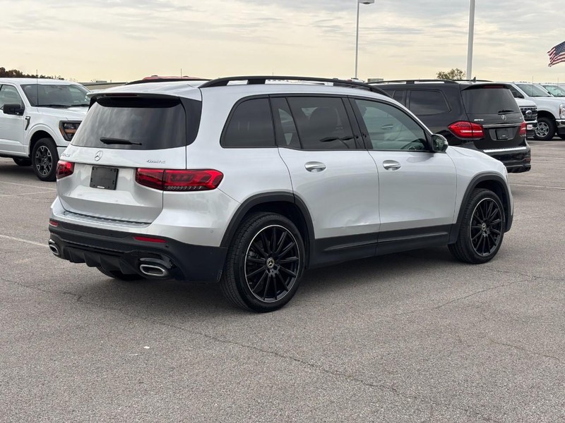 Mercedes-Benz GLB Vehicle Full-screen Gallery Image 3