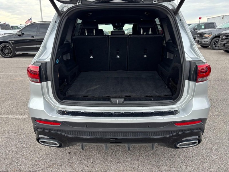 Mercedes-Benz GLB Vehicle Full-screen Gallery Image 4