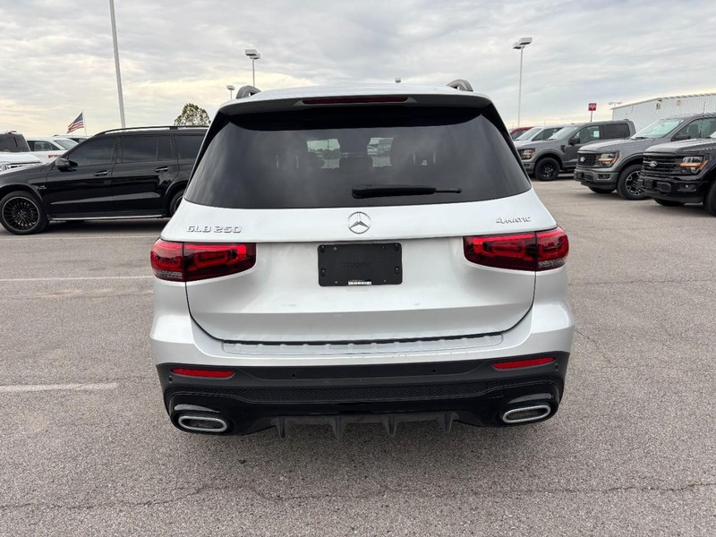 Mercedes-Benz GLB Vehicle Full-screen Gallery Image 5