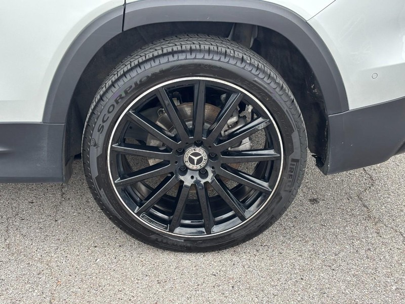 Mercedes-Benz GLB Vehicle Full-screen Gallery Image 7