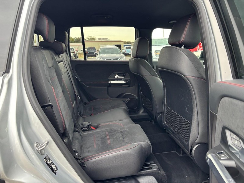 Mercedes-Benz GLB Vehicle Full-screen Gallery Image 10