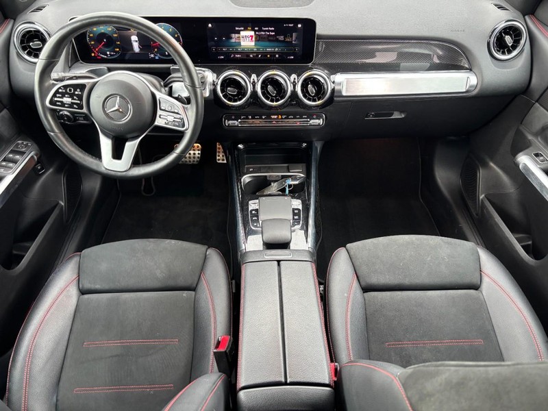 Mercedes-Benz GLB Vehicle Full-screen Gallery Image 11