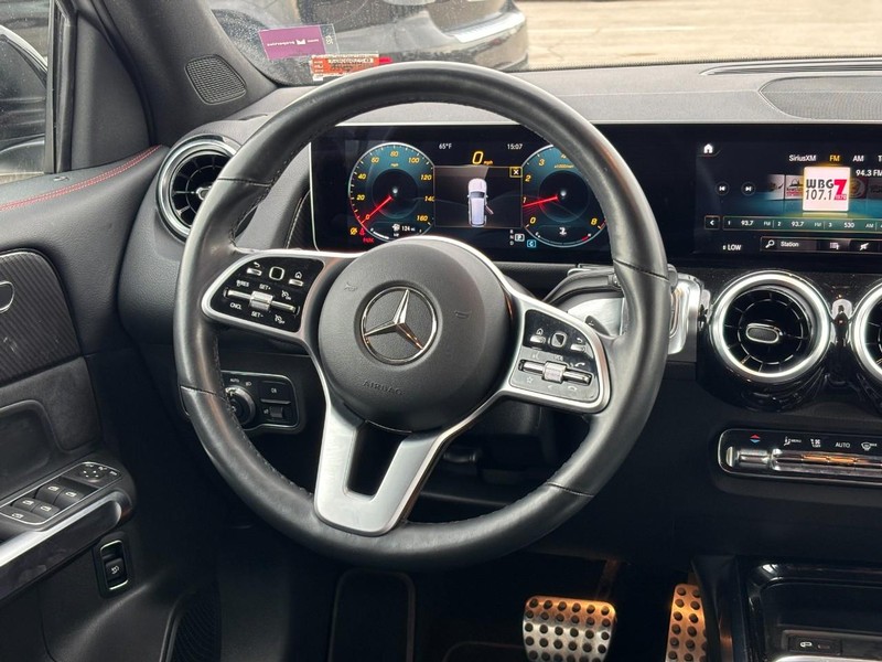 Mercedes-Benz GLB Vehicle Full-screen Gallery Image 12