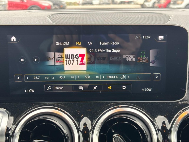 Mercedes-Benz GLB Vehicle Full-screen Gallery Image 13