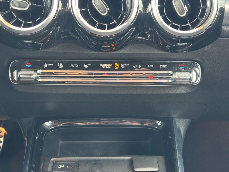 Mercedes-Benz GLB Vehicle Full-screen Gallery Image 14