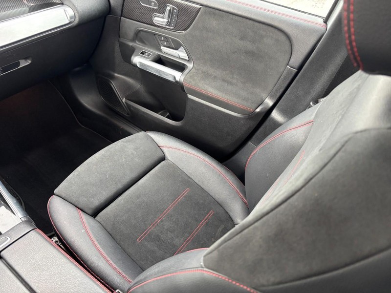 Mercedes-Benz GLB Vehicle Full-screen Gallery Image 15