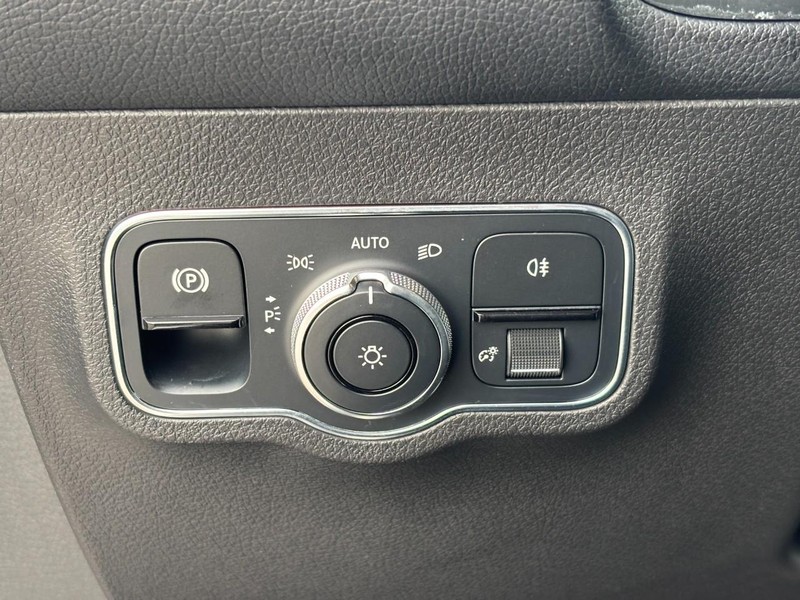 Mercedes-Benz GLB Vehicle Full-screen Gallery Image 16