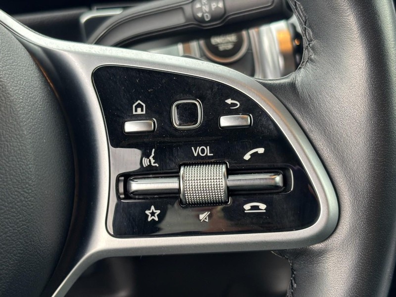 Mercedes-Benz GLB Vehicle Full-screen Gallery Image 18