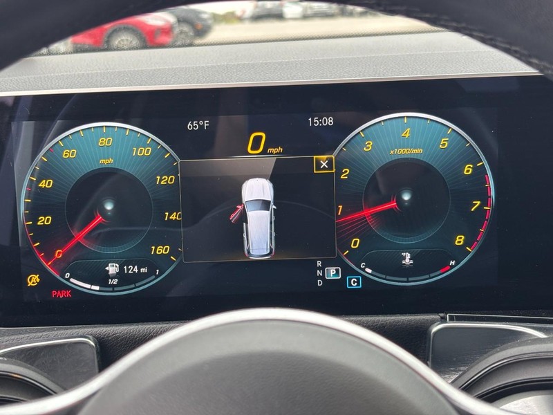 Mercedes-Benz GLB Vehicle Full-screen Gallery Image 19